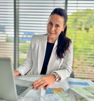 Frau am Schreibtisch