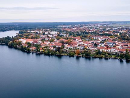 Bild von Strausberg mit Straussee im Herbst